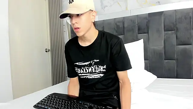 Snapshot of Dei_v_48 chatting on February 2025 07:28:02 PM Dei v 48 online show from February 2025 07:28:02 PM