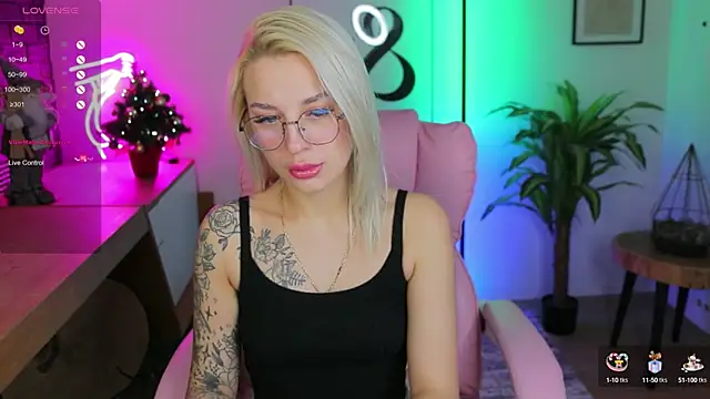 Snapshot of Crystal_Barbie chatting on January 2025 11:52:02 PM Crystal Barbie online show from January 2025 11:52:02 PM