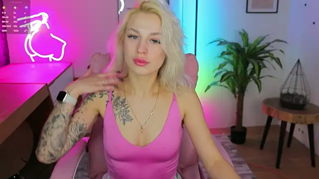 Snapshot of Crystal_Barbie chatting on February 2025 01:43:01 AM Crystal Barbie online show from February 2025 01:43:01 AM