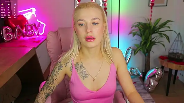 Snapshot of Crystal_Barbie chatting on February 2025 10:42:01 PM Crystal Barbie online show from February 2025 10:42:01 PM