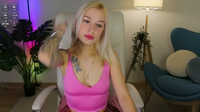 Snapshot of Crystal_Barbie chatting on March 2025 07:28:01 PM Crystal Barbie online show from March 2025 07:28:01 PM