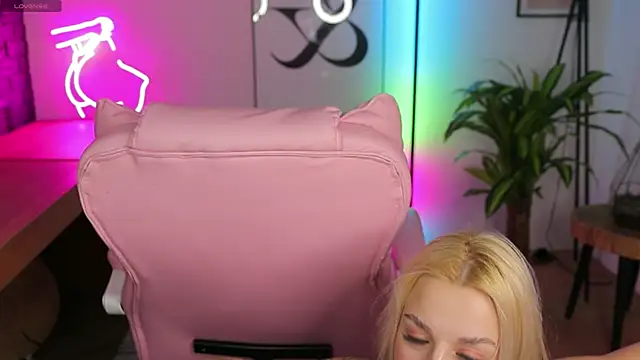 Snapshot of Crystal_Barbie chatting on March 2025 01:52:02 AM Crystal Barbie online show from March 2025 01:52:02 AM