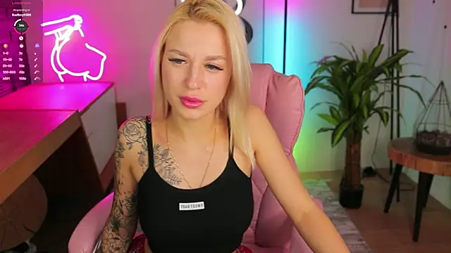 Snapshot of Crystal_Barbie chatting on March 2025 05:55:02 AM Crystal Barbie online show from March 2025 05:55:02 AM