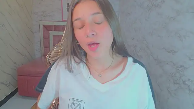 Snapshot of _Emily_v chatting on December 2024 11:35:01 PM Emily v online show from December 2024 11:35:01 PM