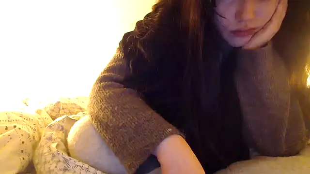 Snapshot of Lynylou chatting on December 2024 08:05:01 AM Lynylou online show from December 2024 08:05:01 AM