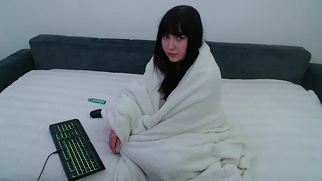 Snapshot of Lynylou chatting on December 2024 06:49:01 PM Lynylou online show from December 2024 06:49:01 PM