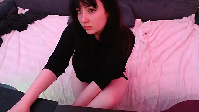 Snapshot of Lynylou chatting on December 2024 06:52:02 AM Lynylou online show from December 2024 06:52:02 AM