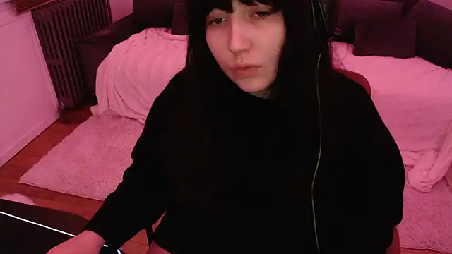 Snapshot of Lynylou chatting on December 2024 03:18:02 AM Lynylou online show from December 2024 03:18:02 AM