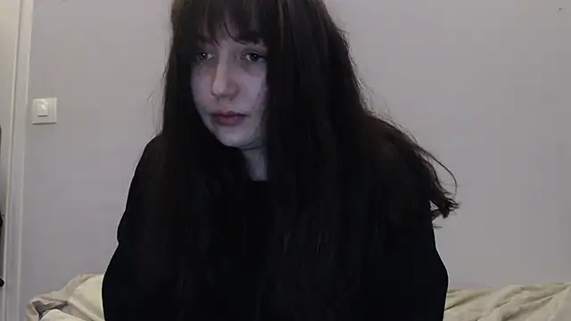 Lynylou online show from April 2026 06:28:01 PM