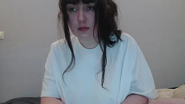 Lynylou online show from April 2026 07:25:02 PM