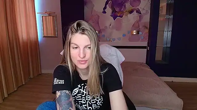 EmilyWalkeri online show from May 2026 07:03:01 AM