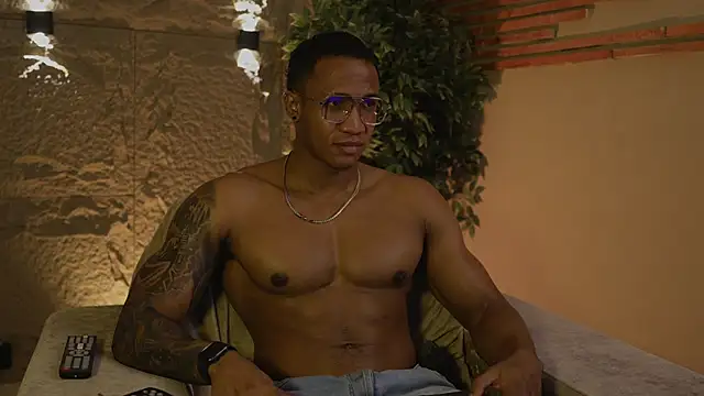 Logan Varela online show from October 2025 10:12:02 PM