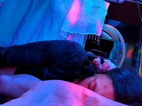 gurlnips online show from October 2025 06:11:02 AM