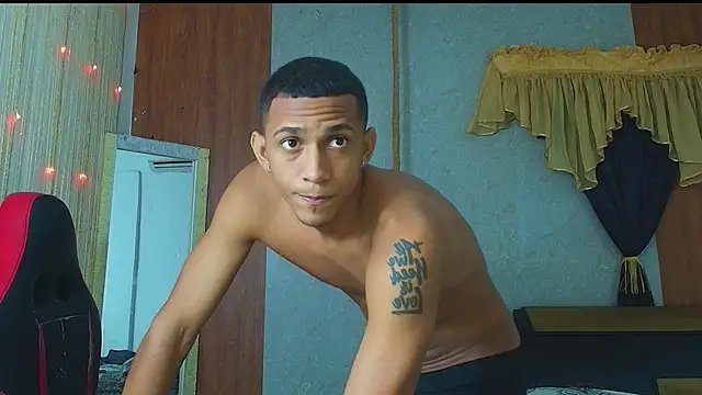 Snapshot of dominic_smith_ chatting on June 2026 03:25:01 AM dominic smith online show from June 2026 03:25:01 AM