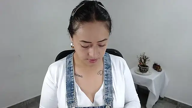 jjulietha95 online show from April 2026 11:58:01 PM