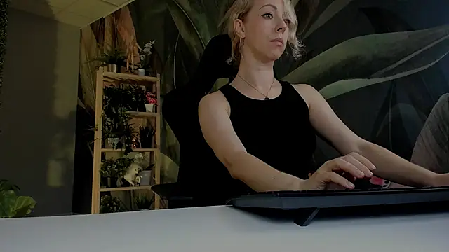 Snapshot of LylithSkye chatting on November 2025 10:59:01 AM LylithSkye online show from November 2025 10:59:01 AM