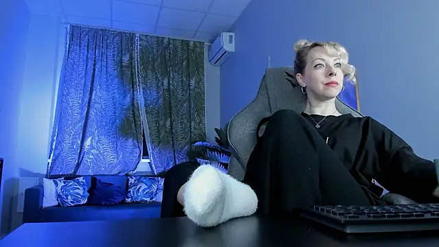 Snapshot of LylithSkye chatting on February 2026 11:33:01 AM LylithSkye online show from February 2026 11:33:01 AM