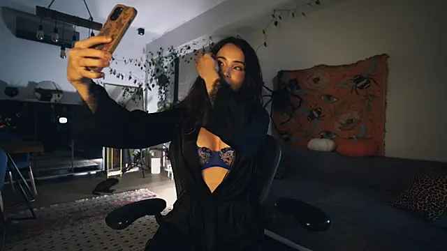 Leona Mell online show from October 2025 06:32:01 PM