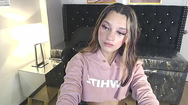 Snapshot of Laurita_b chatting on January 2025 12:47:02 PM Laurita b online show from January 2025 12:47:02 PM