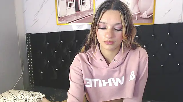 Snapshot of Laurita_b chatting on January 2025 03:50:01 PM Laurita b online show from January 2025 03:50:01 PM