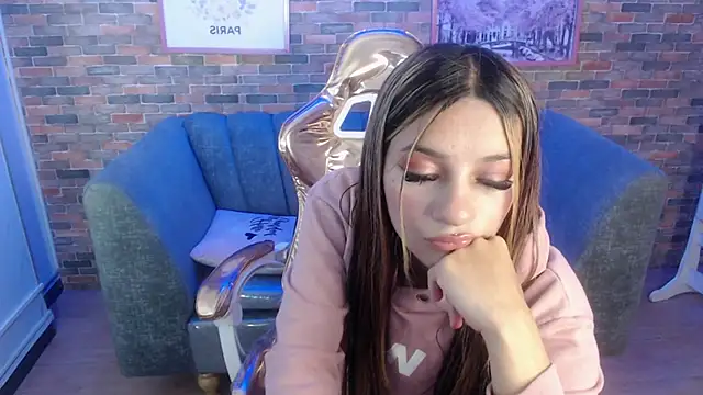 Snapshot of Laurita_b chatting on January 2025 10:51:02 PM Laurita b online show from January 2025 10:51:02 PM