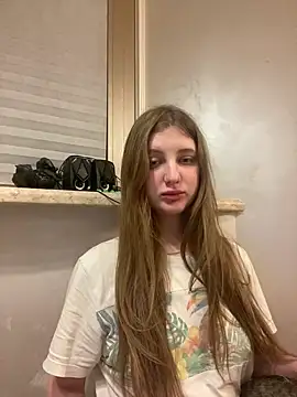 Snapshot of MollyDolle chatting on April 2026 05:43:02 PM MollyDolle online show from April 2026 05:43:02 PM