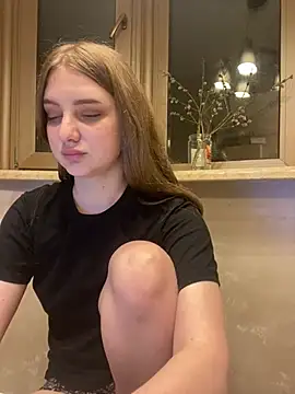 Snapshot of MollyDolle chatting on April 2026 04:04:01 PM MollyDolle online show from April 2026 04:04:01 PM