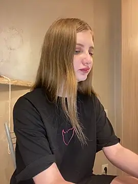 Snapshot of MollyDolle chatting on May 2026 04:23:01 PM MollyDolle online show from May 2026 04:23:01 PM