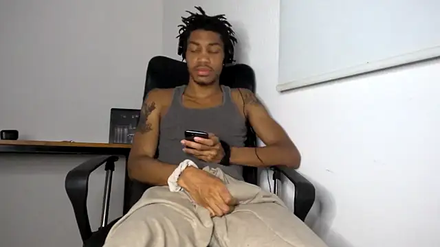 Snapshot of Skinnyblackman chatting on May 2026 06:44:02 AM Skinnyblackman online show from May 2026 06:44:02 AM