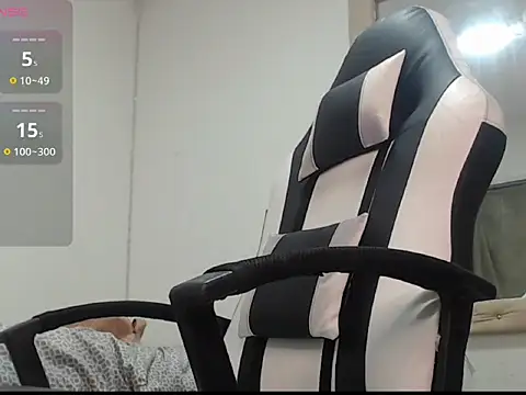 Snapshot of queen_findom chatting on November 2025 03:17:01 AM queen findom online show from November 2025 03:17:01 AM