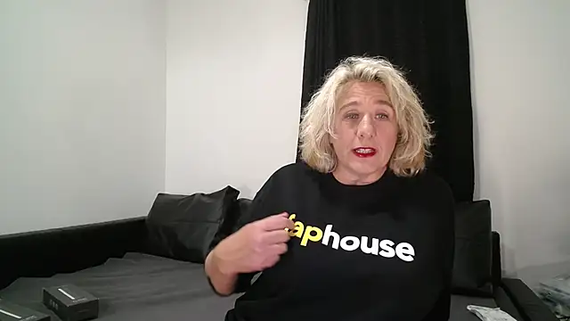 Snapshot of CamillaCreampie chatting on October 2025 07:58:02 PM CamillaCreampie online show from October 2025 07:58:02 PM