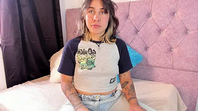 Snapshot of riley_colors chatting on January 2025 08:46:01 PM riley colors online show from January 2025 08:46:01 PM