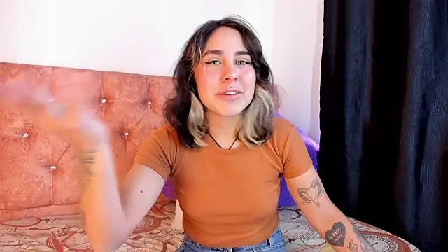 Snapshot of riley_colors chatting on January 2025 01:45:02 PM riley colors online show from January 2025 01:45:02 PM