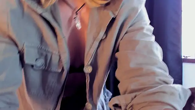 Snapshot of riley_colors chatting on February 2025 08:25:01 PM riley colors online show from February 2025 08:25:01 PM