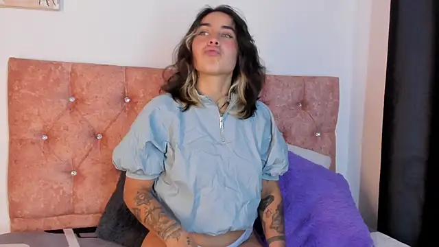 Snapshot of riley_colors chatting on March 2025 08:49:01 PM riley colors online show from March 2025 08:49:01 PM