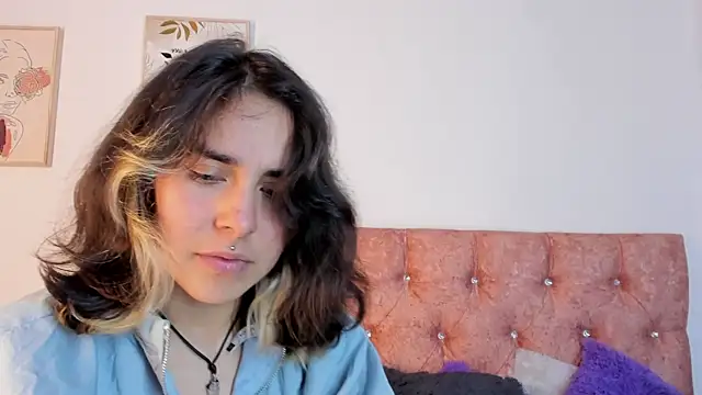 Snapshot of riley_colors chatting on March 2025 12:05:02 AM riley colors online show from March 2025 12:05:02 AM