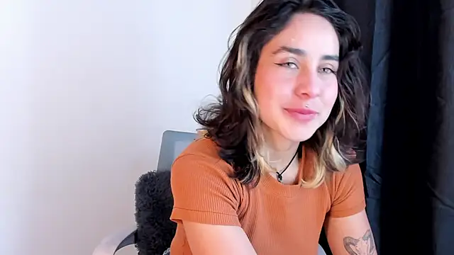 Snapshot of riley_colors chatting on March 2025 08:56:01 PM riley colors online show from March 2025 08:56:01 PM