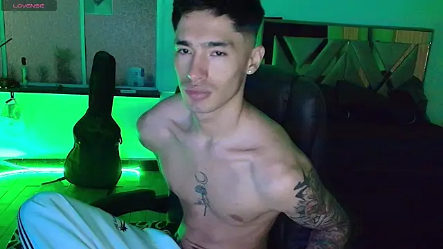 Snapshot of Damon__333 chatting on November 2025 11:29:01 PM Damon 333 online show from November 2025 11:29:01 PM