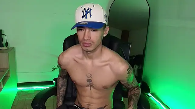 Snapshot of Damon__333 chatting on December 2025 01:57:02 AM Damon 333 online show from December 2025 01:57:02 AM