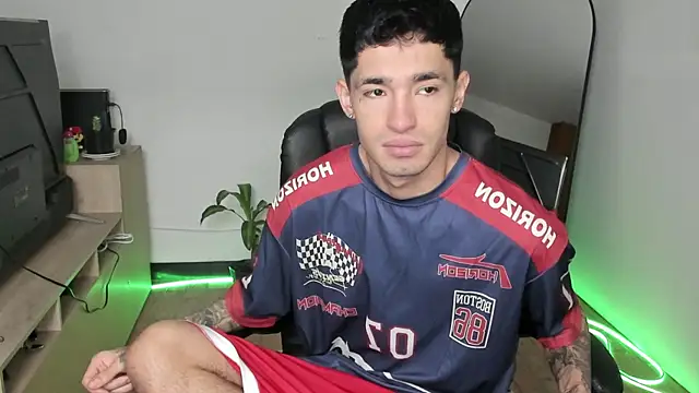 Snapshot of Damon__333 chatting on December 2025 08:37:02 PM Damon 333 online show from December 2025 08:37:02 PM