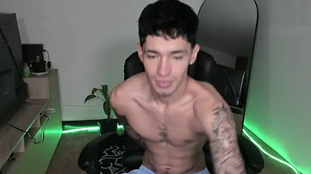 Snapshot of Damon__333 chatting on December 2025 10:39:01 PM Damon 333 online show from December 2025 10:39:01 PM