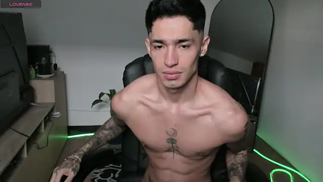 Snapshot of Damon__333 chatting on December 2025 09:12:02 PM Damon 333 online show from December 2025 09:12:02 PM