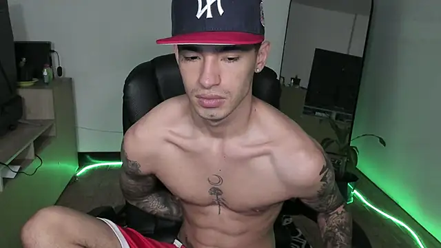 Snapshot of Damon__333 chatting on January 2026 10:01:01 PM Damon 333 online show from January 2026 10:01:01 PM