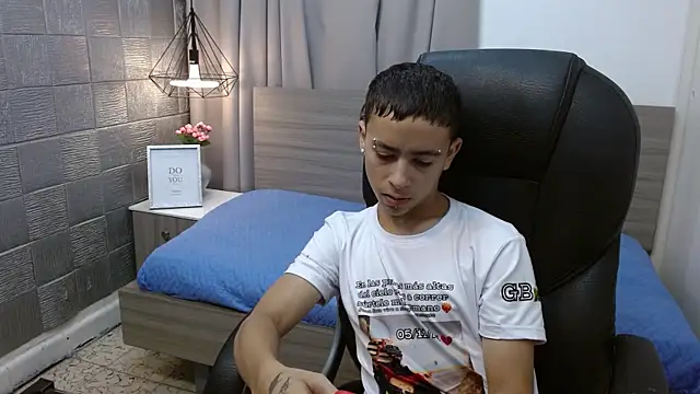 Snapshot of Xavii18 chatting on December 2024 04:01:02 PM Xavii18 online show from December 2024 04:01:02 PM