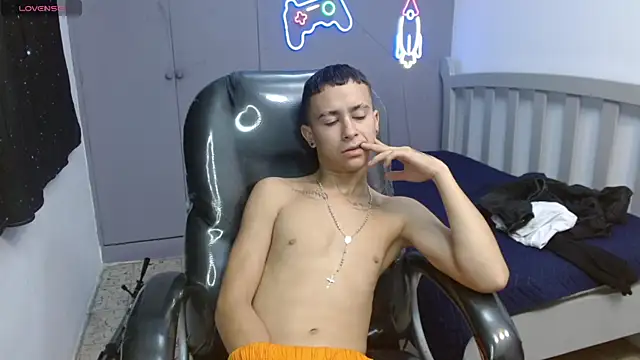 Snapshot of Xavii18 chatting on March 2025 04:13:02 PM Xavii18 online show from March 2025 04:13:02 PM