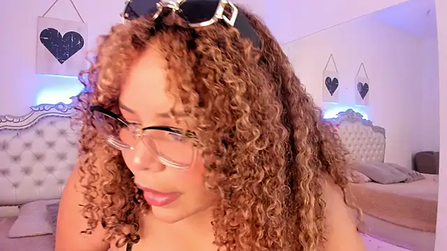 Snapshot of NiaColusi chatting on September 2025 06:43:02 PM NiaColusi online show from September 2025 06:43:02 PM