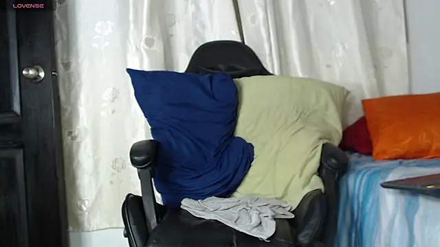 Snapshot of tizziano_castillo_ chatting on December 2024 12:45:02 AM tizziano castillo online show from December 2024 12:45:02 AM