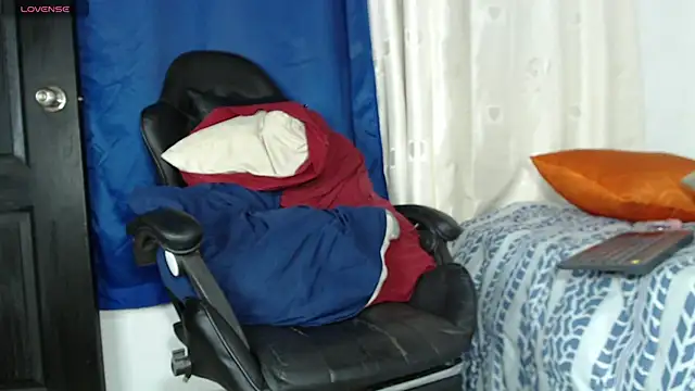 Snapshot of tizziano_castillo_ chatting on March 2025 01:32:02 AM tizziano castillo online show from March 2025 01:32:02 AM