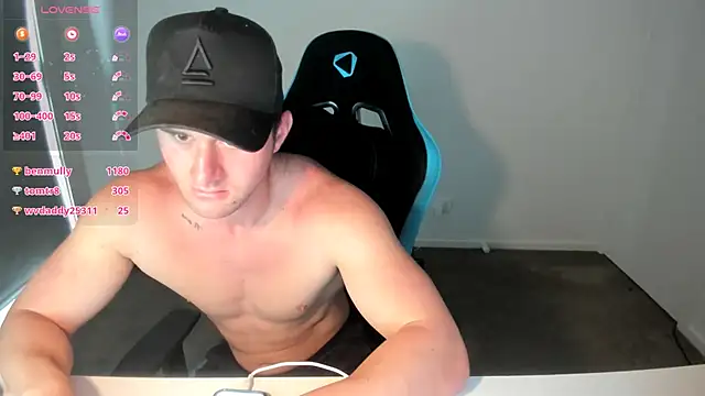 Snapshot of _DownUnderFit_ chatting on November 2025 10:31:02 PM DownUnderFit online show from November 2025 10:31:02 PM