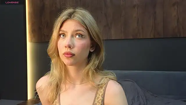 Snapshot of Rainaslater chatting on February 2025 10:19:01 PM Rainaslater online show from February 2025 10:19:01 PM